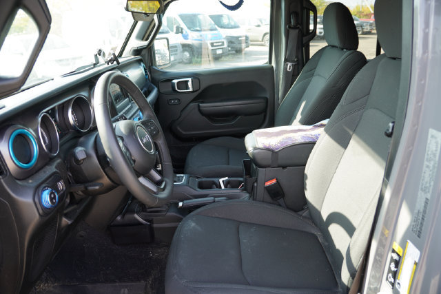 Certified 2023 Jeep Gladiator Sport AWD/4WD image 4