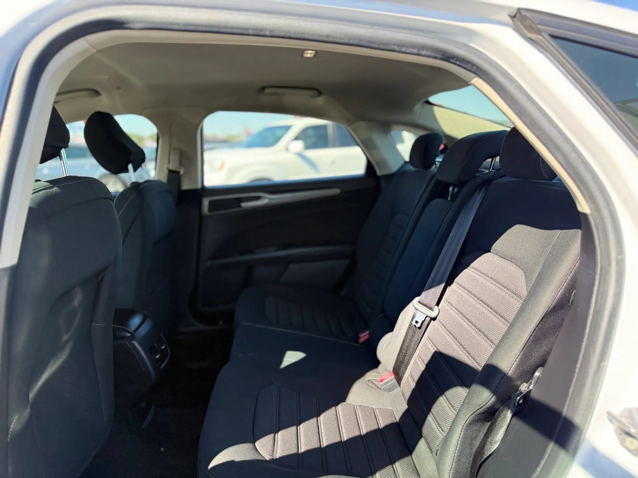 Used 2020 Ford Fusion SE FWD image 21