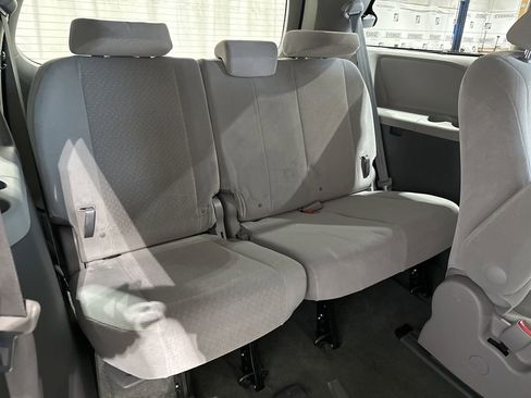 Used 2015 Toyota Sienna LE image 18