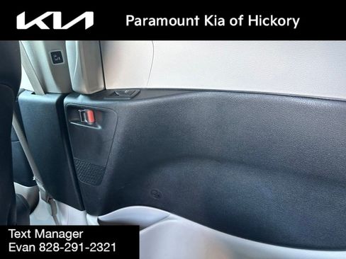 Used 2024 Chrysler Pacifica Touring-L FWD image 17