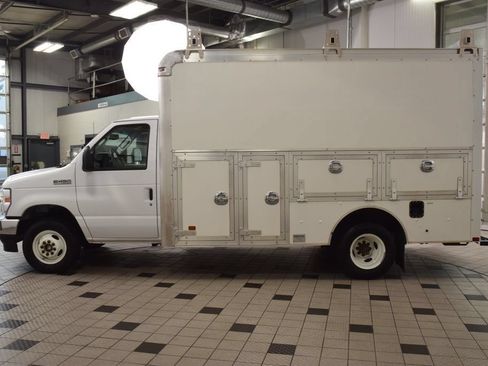 Used 2023 Ford E-450 and Econoline 450 Super Duty w/ Power Windows & Locks Group RWD image 3