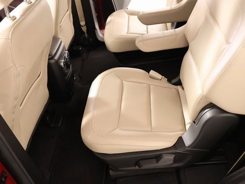 Used 2022 Ford Explorer XLT w/ Equipment Group 202A image 12