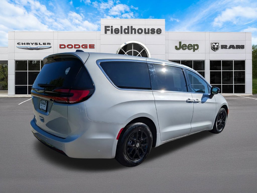 Used 2024 Chrysler Pacifica Touring-L FWD image 4