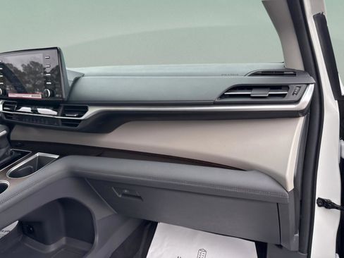 Used 2024 Toyota Sienna XLE image 33