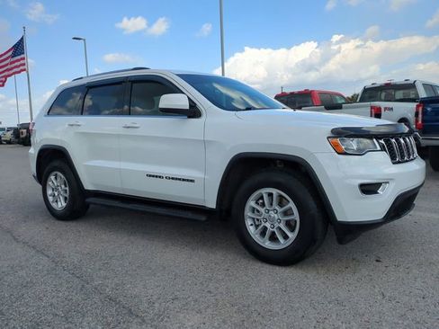Used 2020 Jeep Grand Cherokee Laredo image 2