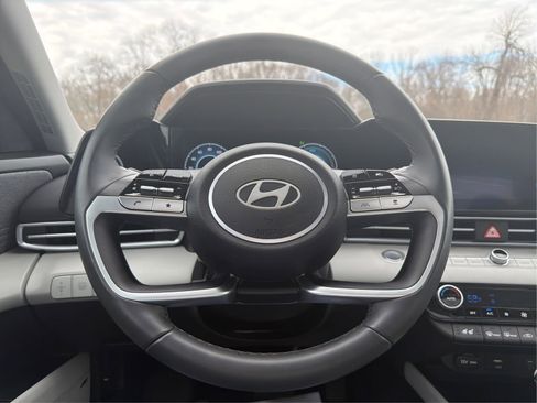 Certified 2025 Hyundai Elantra Limited FWD image 19