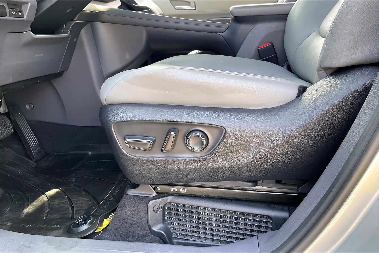 Used 2023 Toyota Sienna XLE FWD image 33