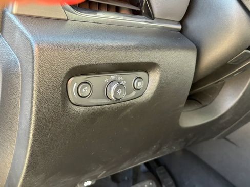 Used 2020 Chevrolet Traverse LT w/ Driver Confidence II Package AWD/4WD image 17