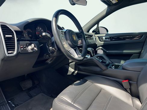 Used 2021 Porsche Cayenne AWD/4WD image 2