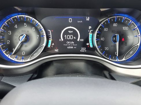 Used 2024 Chrysler Pacifica Touring-L FWD image 6