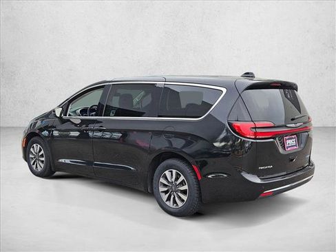 Used 2024 Chrysler Pacifica Select image 8