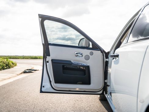 Used 2016 Rolls-Royce Ghost image 15