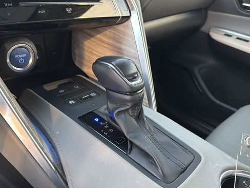 Used 2021 Toyota Venza Limited image 25