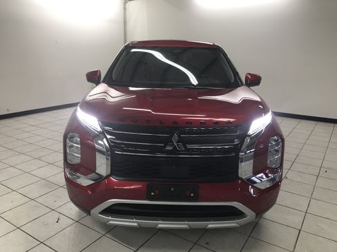 Used 2024 Mitsubishi Outlander SE image 1