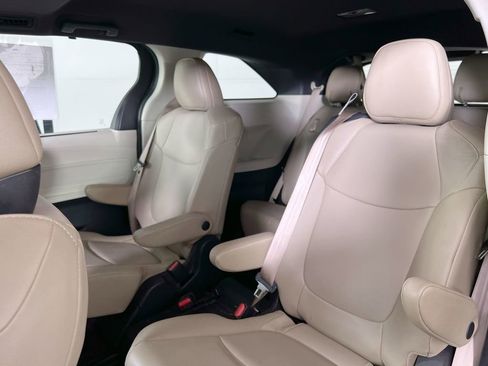 Used 2021 Toyota Sienna XLE image 22