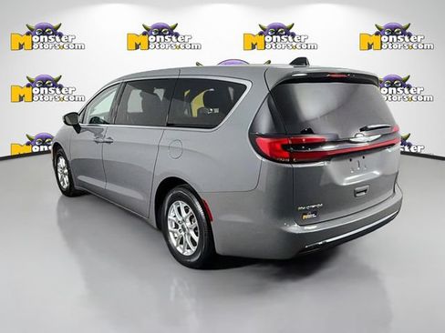 Used 2023 Chrysler Pacifica Touring-L FWD image 7