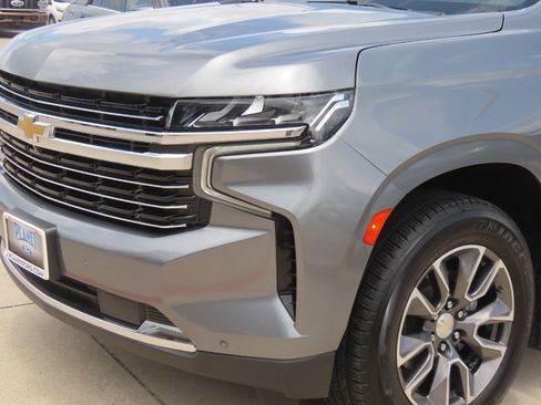 Used 2021 Chevrolet Suburban LT w/ LT Signature Package AWD/4WD image 3