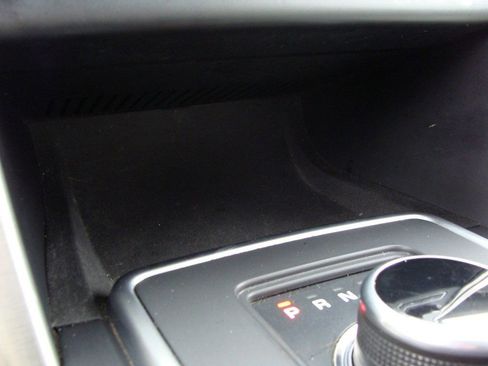 Used 2018 Land Rover Discovery Sport SE image 25