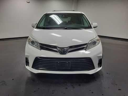 Used 2020 Toyota Sienna LE image 2