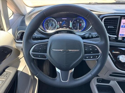 Used 2024 Chrysler Pacifica Touring-L AWD/4WD image 13