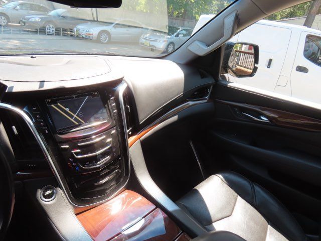 Used 2019 Cadillac Escalade Luxury AWD/4WD image 29