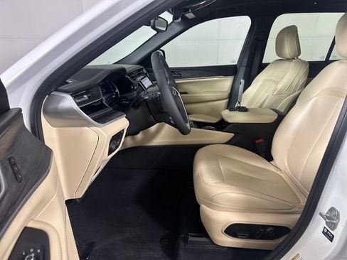 Used 2023 Jeep Grand Cherokee 4WD 4xe image 11