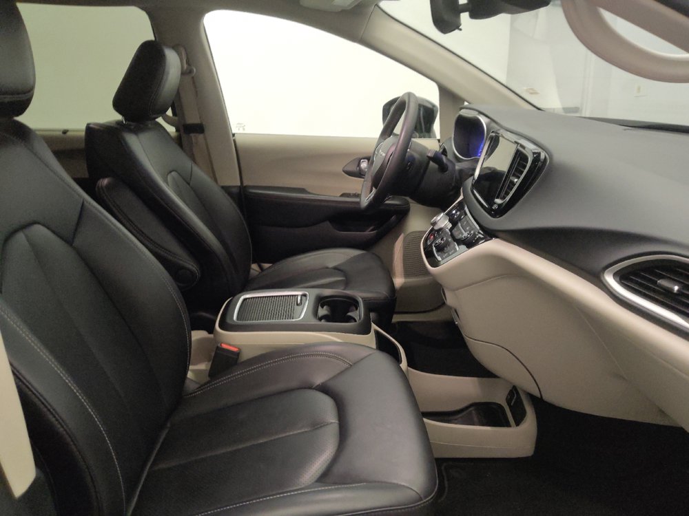 Used 2024 Chrysler Pacifica Touring-L FWD image 21