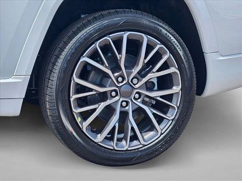 New 2026 Jeep Grand Cherokee L Summit AWD/4WD image 11