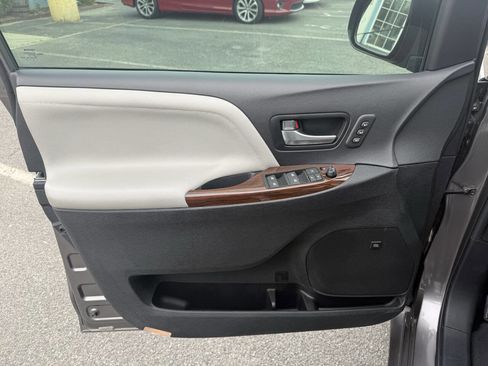 Used 2015 Toyota Sienna Limited Premium image 10