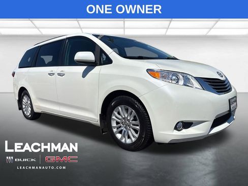 Used 2017 Toyota Sienna XLE Premium FWD image 1