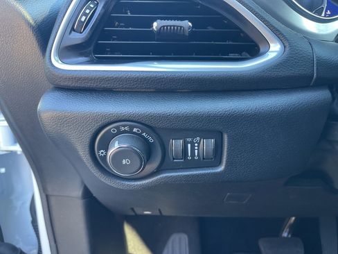 Used 2025 Chrysler Pacifica Limited image 22