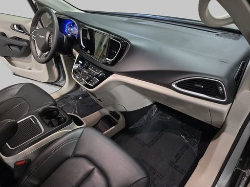 Used 2024 Chrysler Pacifica Touring-L image 10