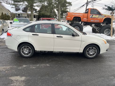 Used 2010 Ford Focus SE image 6