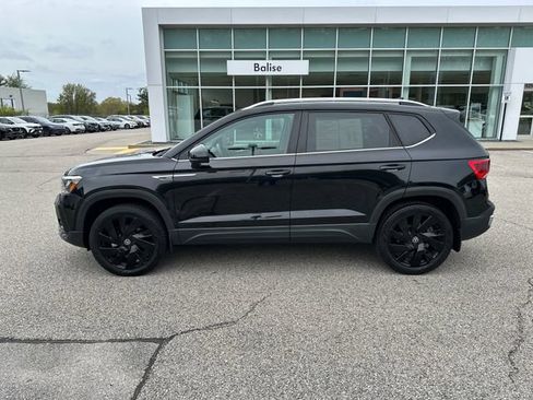 Certified 2024 Volkswagen Taos SE w/ Panoramic Sunroof Package AWD/4WD image 5