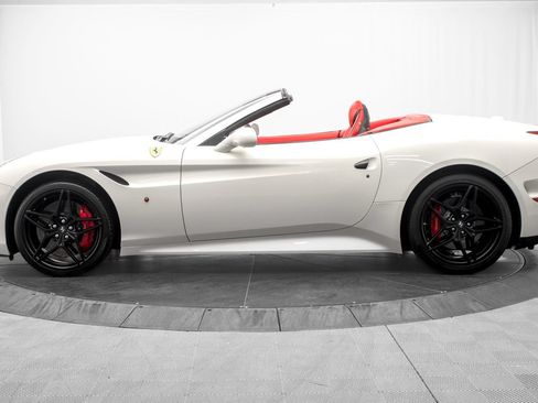 Used 2016 Ferrari California T RWD image 4
