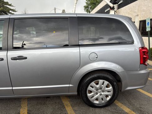 Used 2019 Dodge Grand Caravan SE FWD image 3