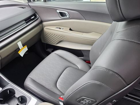 New 2026 Kia Carnival EX FWD image 16