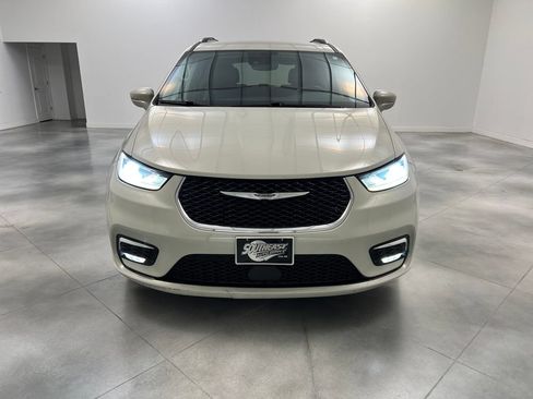 Used 2021 Chrysler Pacifica Touring-L FWD image 3