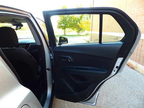 Used 2019 Chevrolet Trax LS image 38