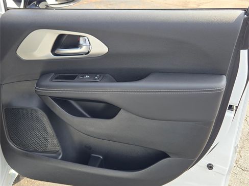 Used 2024 Chrysler Pacifica Limited w/ S Appearance Package image 6