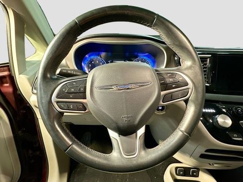 Used 2017 Chrysler Pacifica Touring-L image 12