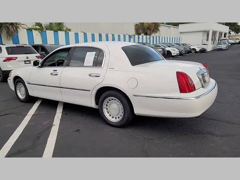 Used 2001 Lincoln Town Car Executive image 17