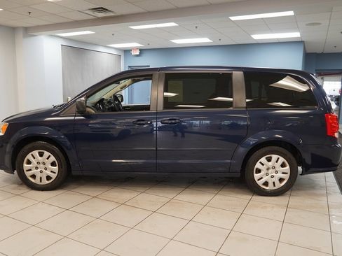 Used 2016 Dodge Grand Caravan SE w/ Quick Order Package 29E SE image 2