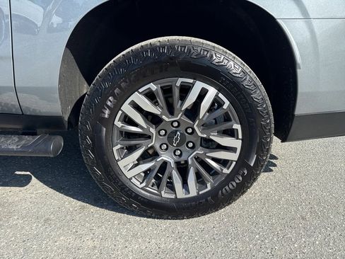 Used 2025 Chevrolet Suburban Z71 image 33