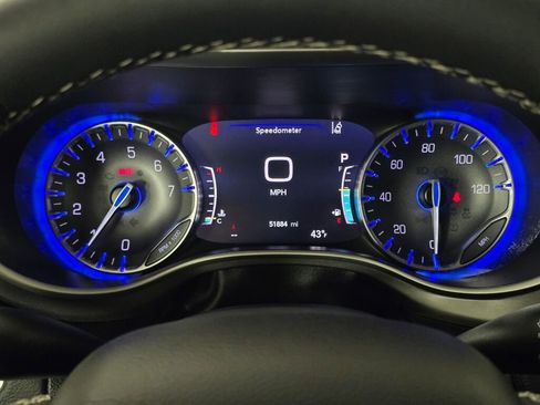 Used 2024 Chrysler Pacifica Touring-L image 32