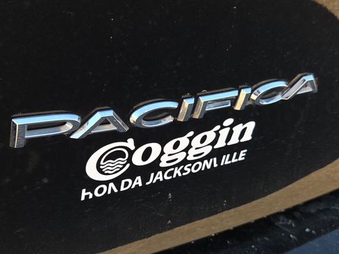 Used 2023 Chrysler Pacifica Limited w/ Uconnect Theater Family Group image 17