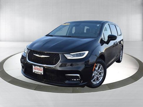 Used 2024 Chrysler Pacifica Touring-L image 1