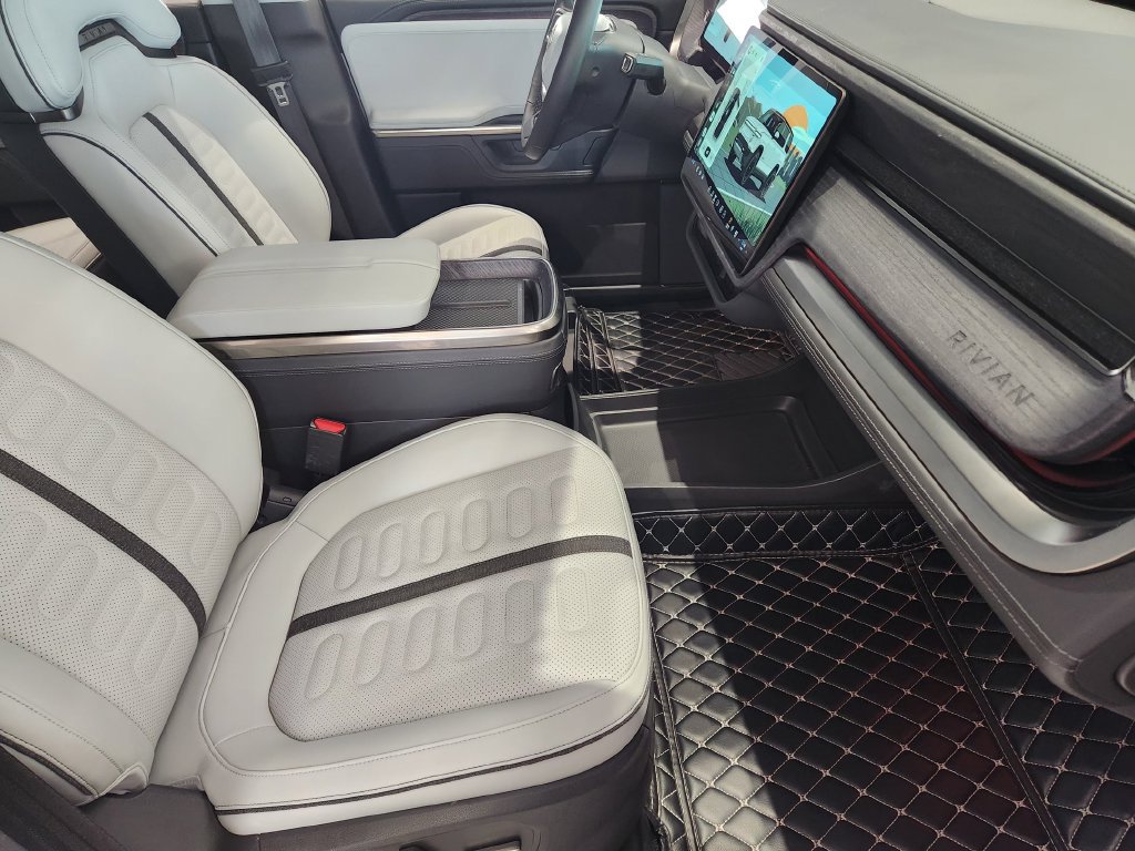Used 2025 Rivian R1S Adventure Dual AWD/4WD image 13