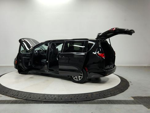 Used 2025 Chrysler Pacifica Select FWD image 15