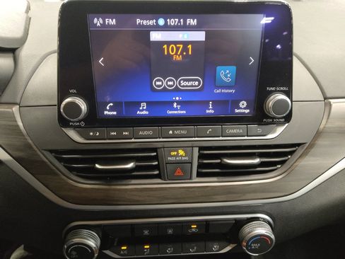 Used 2025 Nissan Altima 2.5 SV FWD image 25